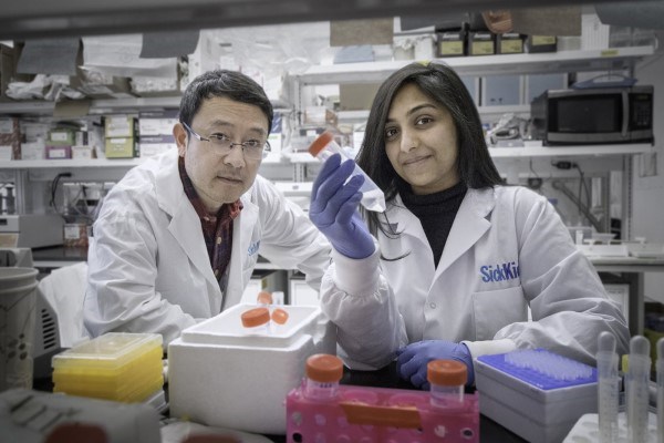 Photo of Tae-Hee Kim and Abilasha Rao-Bhatia in the lab